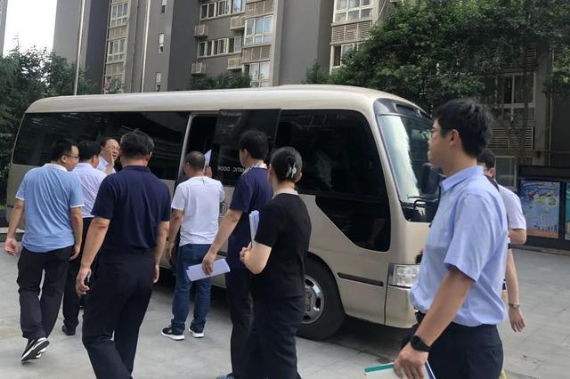 西安市委常委副市长玉苏甫江·麦麦提在中登家园视察工作