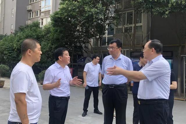 西安市委常委副市长玉苏甫江·麦麦提在中登家园视察工作