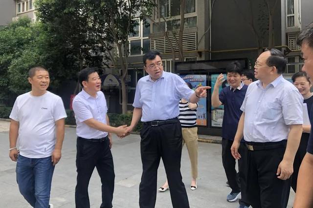 西安市委常委副市长玉苏甫江·麦麦提在中登家园视察工作