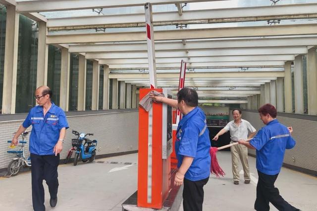 你的笑容·纤尘不染—致中登家园保洁团队