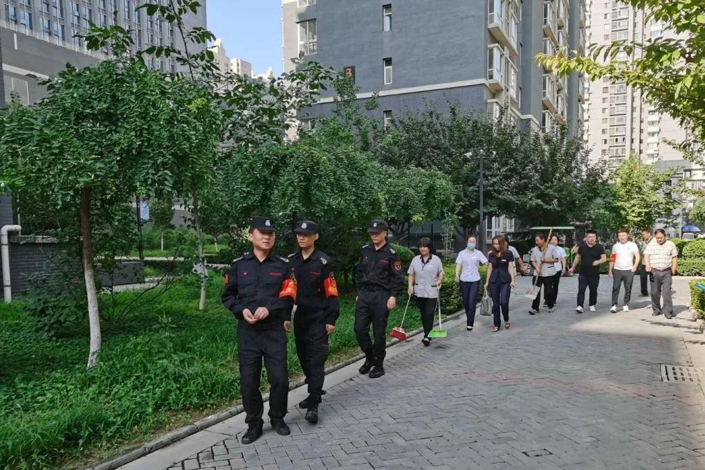 中登物业携手全家社区开展卫生大清扫活动