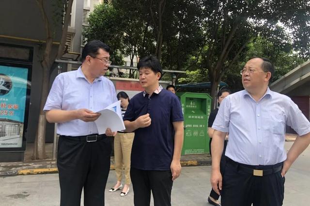 西安市委常委副市长玉苏甫江·麦麦提在中登家园视察工作