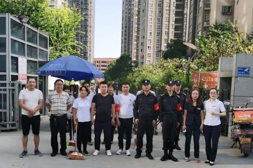 中登物业携手全家社区开展卫生大清扫活动