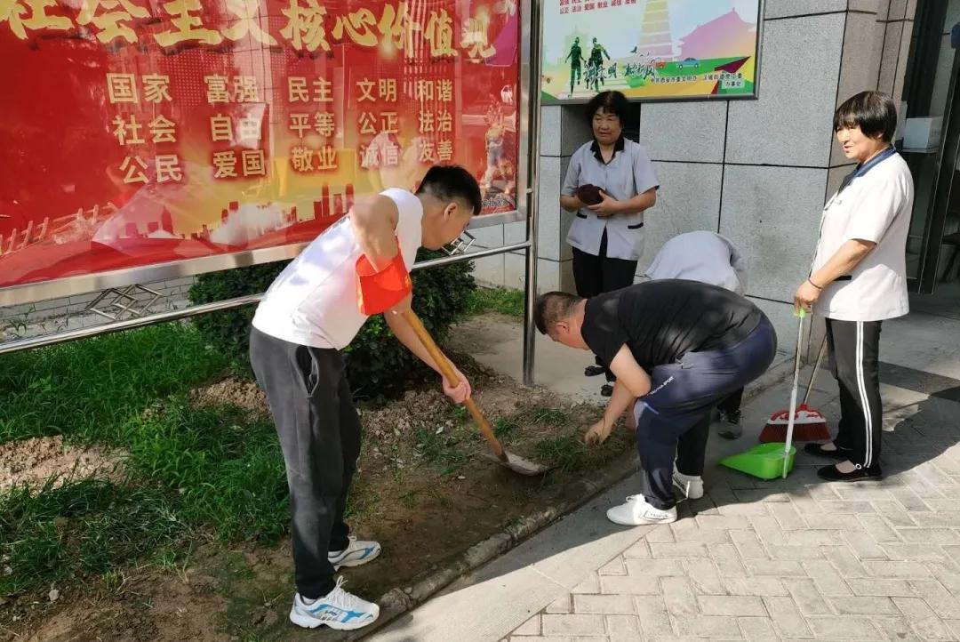 中登物业携手全家社区开展卫生大清扫活动