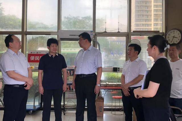 西安市委常委副市长玉苏甫江·麦麦提在中登家园视察工作