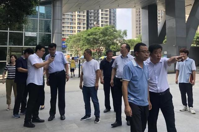 西安市委常委副市长玉苏甫江·麦麦提在中登家园视察工作