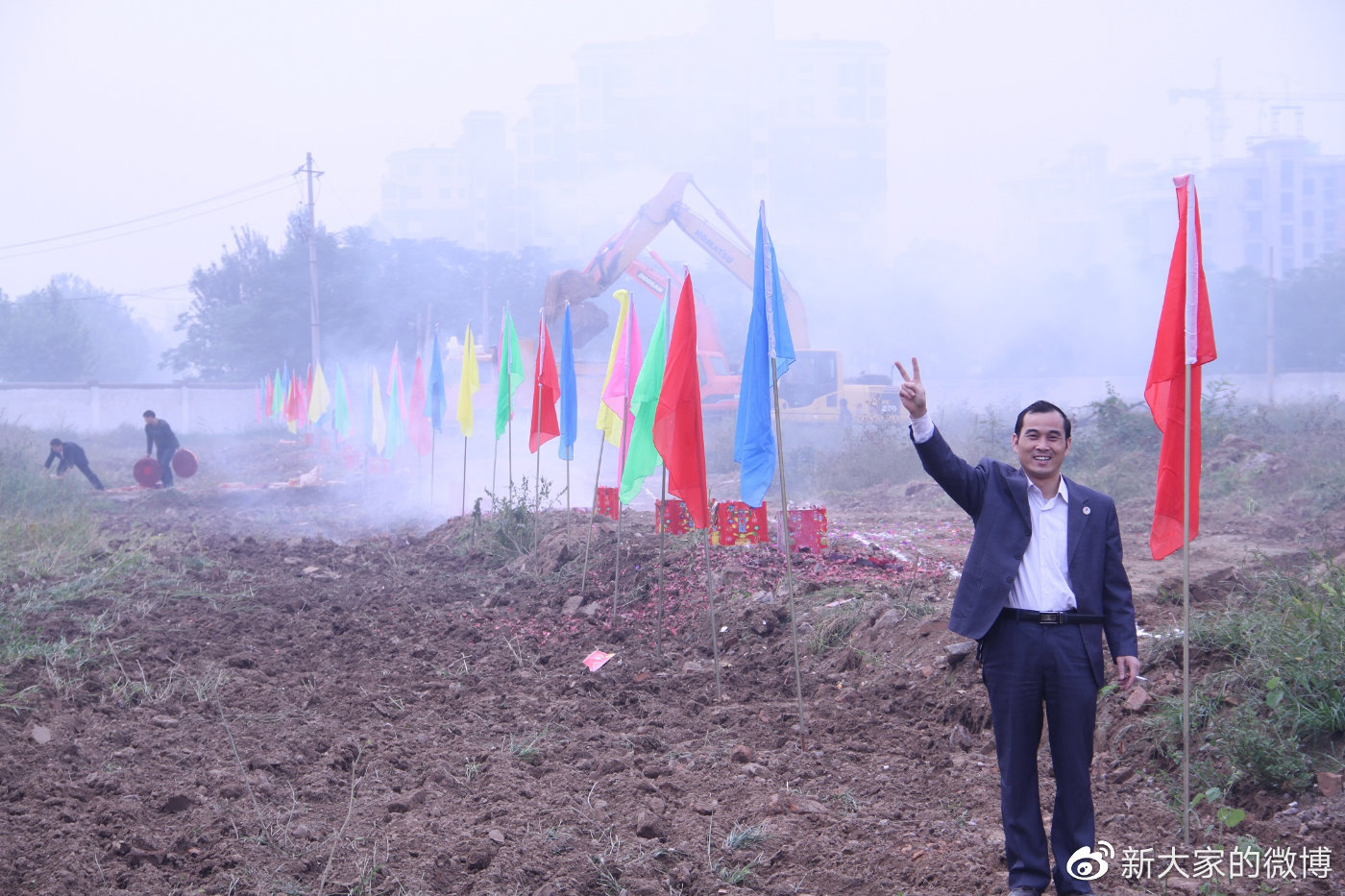 2011年，湖景花园项目开工，张青春作出胜利的手势。