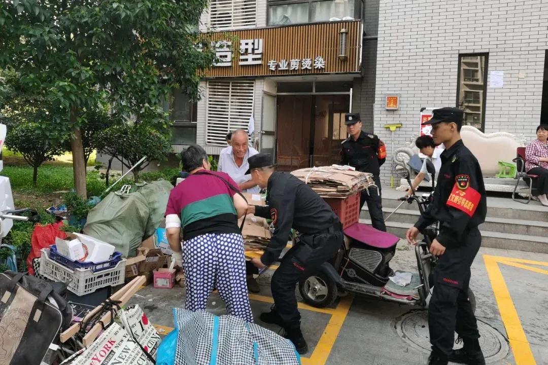 中登物业携手全家社区开展卫生大清扫活动