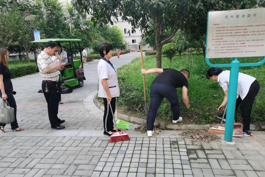 中登物业携手全家社区开展卫生大清扫活动