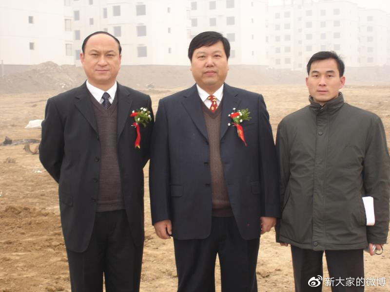 2005年，入职中登不久的张青春（右）与宋玉庆董事长（中）合影。